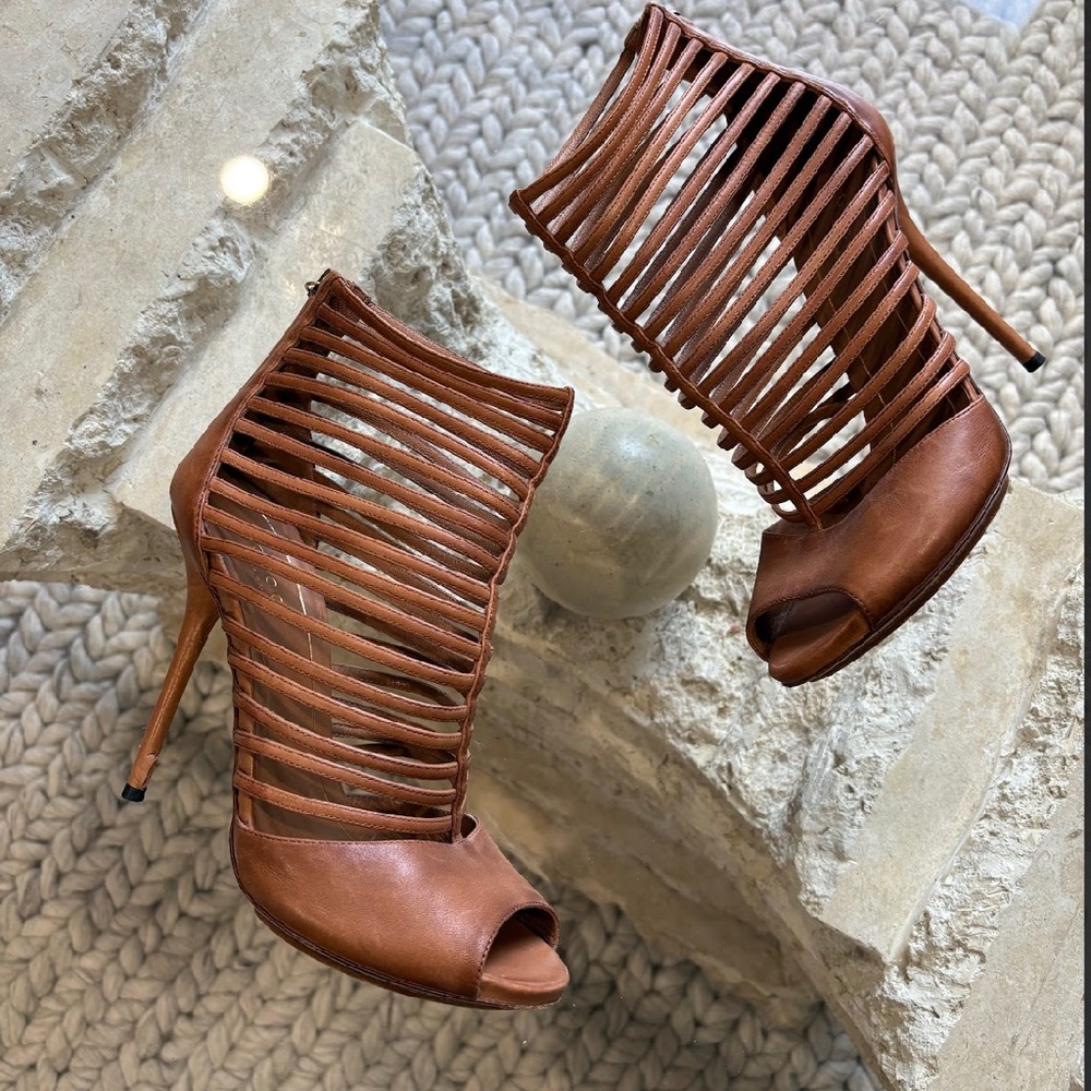 Gucci Leather Gladiator Sandals